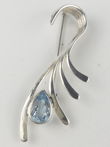 lot 255 image: Sunstone  Blue Topaz Burst Sterling Silver Brooch .