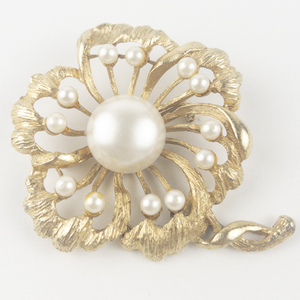 lot 263 image: Pearl Flower Gold Tone Base Metal Brooch .