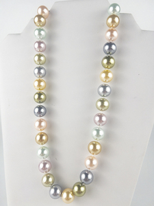 lot 270 image: AVON Large Multicolored Base Metal Faux Pearl Necklace . Knotted