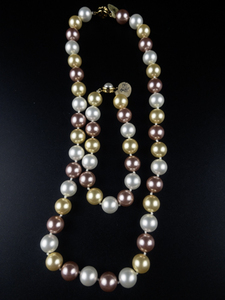 lot 289 image: Yellow, Pink & White Mother Of Pearl Bead Necklace & Bracelet . Knotted