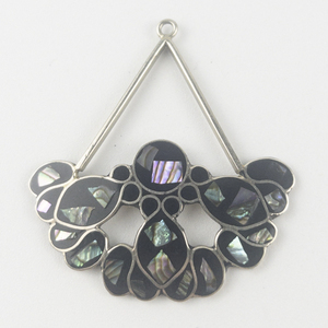 lot 302 image: Mexico (Unknown) Abalone Mother of Pearl & black enamel alpaca pendant (no chain).