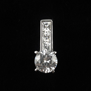 lot 306 image: Round Brilliant Cut CZ silver tone base metal pendant (no chain).