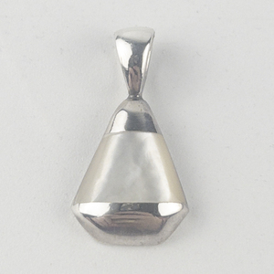 lot 318 image: Mother of pearl inlay sterling silver pendant (no chain).