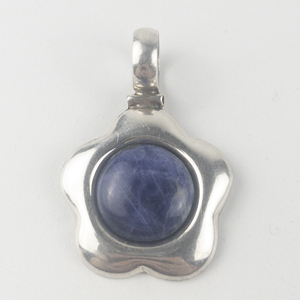 lot 324 image: Lapis Lazuli Flower sterling silver pendant (no chain).