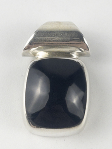 lot 337 image: Mexico (Unknown) Black Onyx Inlay sterling silver pendant (no chain).