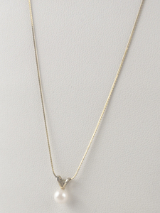 lot 370 image: Solitaire Pearl Gold Filled Pendant Necklace .