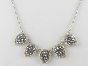 lot 371 image: Beaded Gold Tone Base Metal Bib Necklace.