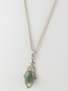 lot 389 image: Vintage Nephrite Jade Drop Gold Tone Base Metal Pendant Necklace .