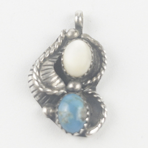 lot 310 image: Turquoise & Mother of pearl Rope sterling silver pendant (no chain).