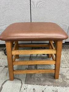 lot 26 image: Cushioned Wood Chair Stool - In Good Condition (21.5 x 22.5 x 16)