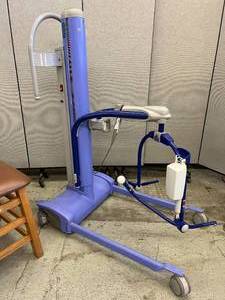 lot 30 image: Arjo Power Patient Lift - Battery Dead - Unable To Test Great For Parts Etc