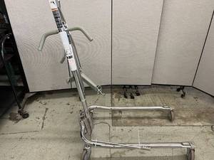 lot 39 image: Invacare Hydraulic Manual Patient Lift - In Good Condition
