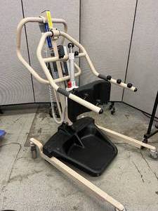 lot 49 image: Invacare Hydraulic Automatic Patient Lift -&nbspBattery Dead - No Charger - Unable to Test