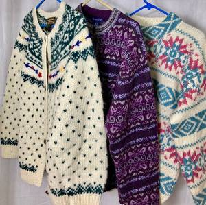 lot 89 image: Womens Wool Sweaters Size Large