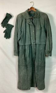lot 119 image: Wilson Leather Adventure Bound Trench Coat with Removable Thinsulate Liner Size Medium and Matching Thinsulate Gloves
