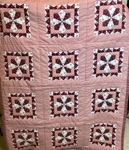 lot 42 image: Vintage Quilted Throw - 47 x 62
