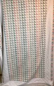 lot 44 image: Vintage Lightweight Quilt - 96 x 88