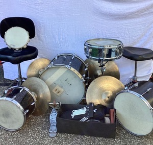 lot 8 image: 1960s Gretsch Tom Drum and Bass Drum in Anniversary Sparkle Round Badge plus many other Percussion Accessories