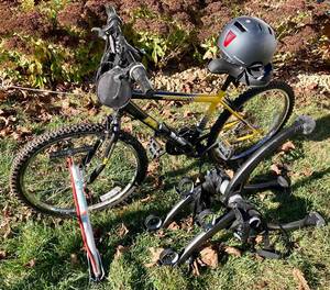 lot 174 image: Huffy Mountian Series Tempas 15 speed Bike with 2 Bike Pumps, Helmet, Saris 2 Bike Car Carrier, Large Padded Seat