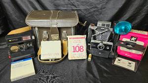 lot 26 image: Vintage Poloroid Cameras. 1 fold out, Model Automatic 250 land camera and 2 more modern models - Model Autofocus 660.