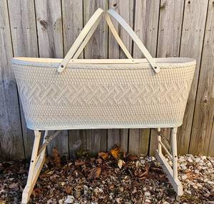 lot 255 image: Vintage Baby Bassinet Hawkeye Quality Baskenette Burlington Basket Co.