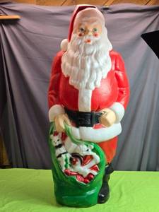 lot 8 image: Vintage Blow Mold Empire Santa Claus Lawn Decoration with Presents