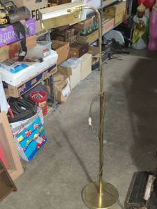 lot 33 image: Vintage Brass Floor Lamp with Adjustable Shade