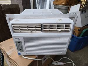 lot 52 image: Truett Plus Window Air Conditioner Model TRAC12KWM1 - 12000 BTU