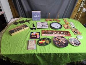 lot 102 image: Mixed Lot of Decorative Signs, Wall Art, and Home Decor Items