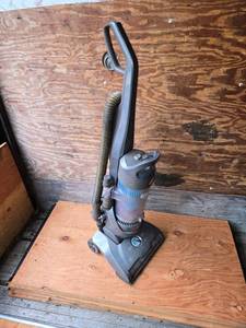 lot 140 image: Hoover Whole House Windtunnel Vacuum Cleaner