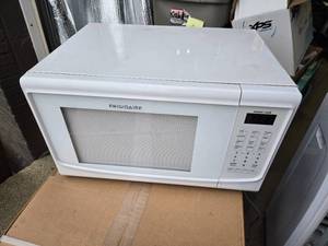 lot 242 image: Frigidaire Microwave Oven Model FFCE1439LW - January 2016