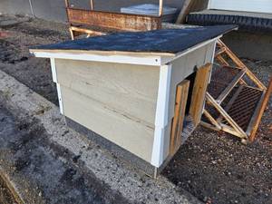 lot 4A image: Dog House, Great Condition - 34 x 26.5