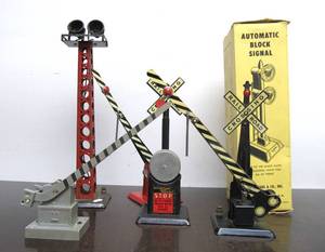 lot 23 image: Very Nice Group of Vintage Model Railroad Signals Crossings etc