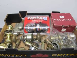 lot 38 image: Lot of Antique etc Door Hardware #4 - Newer & Older Doorknob Sets