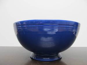 lot 49 image: Fiesta Ware Blue Footed Fruit Bowl