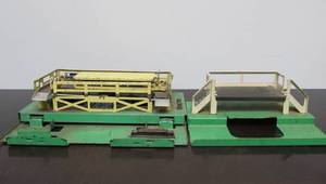lot 61 image: Old Vintage Metal LIONEL Operating Stockyard & Cattle Platform