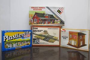lot 62 image: Group of Unused Train Layout Buildings - Plasticville etc