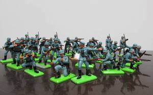 lot 65 image: Large Group of Vintage Deetail by Britains Painted Toy Soldiers