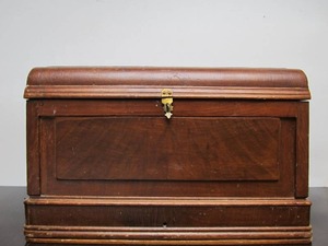 lot 105 image: Very Nice Antique Lidded Wood Storage Box
