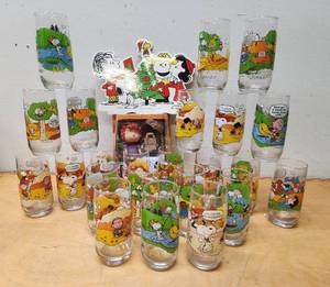 lot 181 image: Large Lot of Vintage PEANUTS Charlie Brown Collector Glass & Other Items