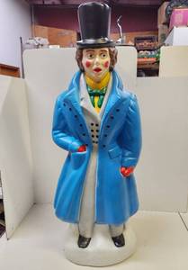 lot 122 image: Vintage Dickens Caroler Christmas Blowmold Statue