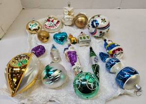 lot 127 image: Group of Vintage Glass Christmas Ornaments