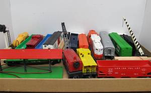lot 152 image: LARGE Lot of Vintage LIONEL O Gauge Trains & Accessories