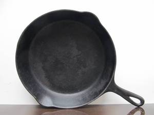 lot 168 image: GRISWOLD No. 8 - 704S Cast Iron Skillet