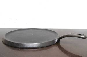 lot 169 image: GRISWOLD No. 9 - 609G Cast Iron SkilletGriddle 