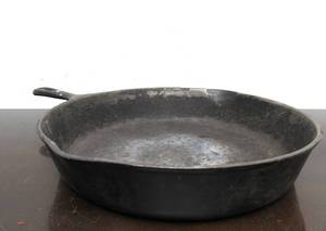 lot 170 image: Old Vintage WAGNER No. 10 Cast Iron Skillet