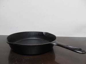 lot 171 image: Antique GRISWOLD No. 7 Cast Iron Skillet