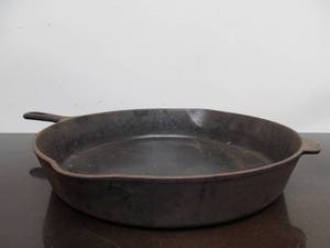 lot 172 image: Large Old 14 Cast Iron Skillet