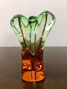 lot 210 image: Beautiful Hand-Blown Green on Orange Art Glass Vase