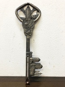 lot 199 image: Very Cool Vintage 1933 GENERAL MOTORS Advertising Key Thermometer
